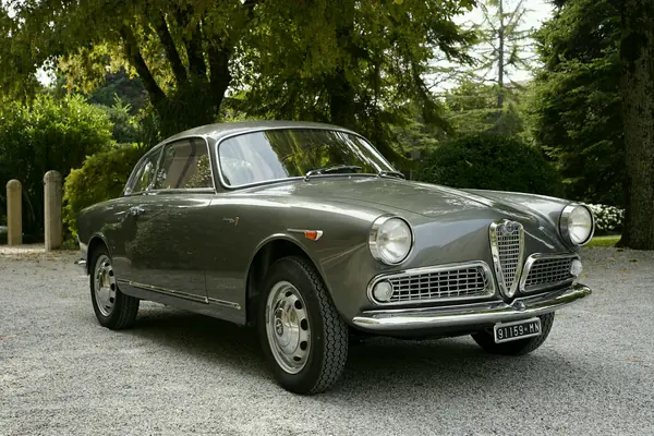 Alfa Romeo Giulietta Sprint - Tre quarti anteriore nel parco