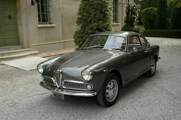 Alfa Romeo Giulietta Sprint - Tre quarti anteriore davanti alla villa