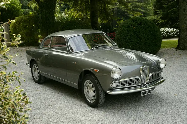 Alfa Romeo Giulietta Sprint - Tre quarti anteriore tra le siepi