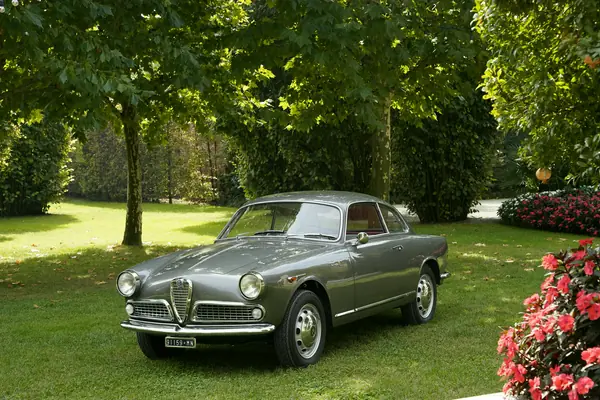Alfa Romeo Giulietta Sprint - Tre quarti anteriore sul prato