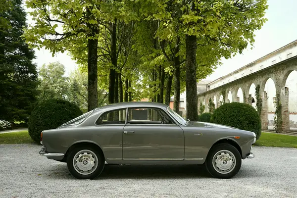 Alfa Romeo Giulietta Sprint - Profilo nel viale alberato