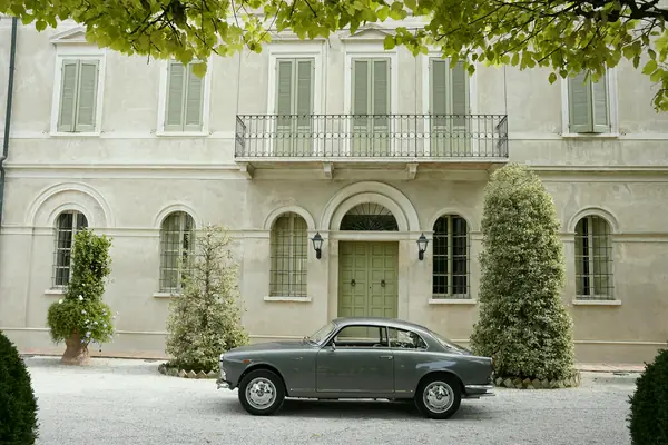 Alfa Romeo Giulietta Sprint - Davanti alla villa