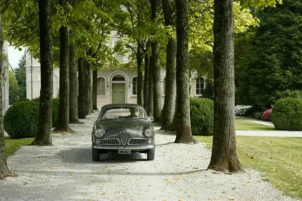 Alfa Romeo Giulietta Sprint - Nel viale alberato