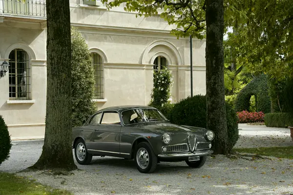 Alfa Romeo Giulietta Sprint - Accanto alla villa