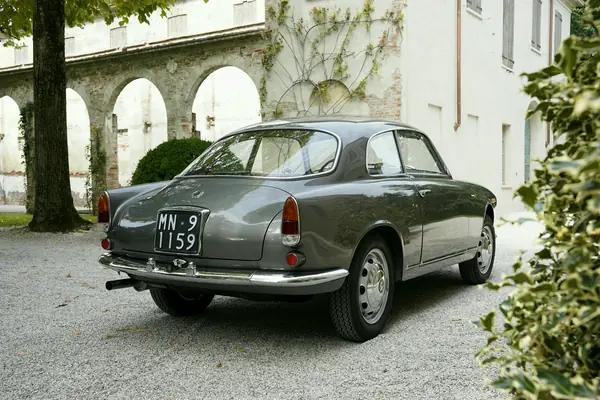 Alfa Romeo Giulietta Sprint - Tre quarti posteriore con portico