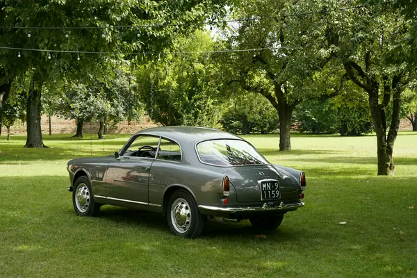 Alfa Romeo Giulietta Sprint - Tre quarti posteriore sul prato