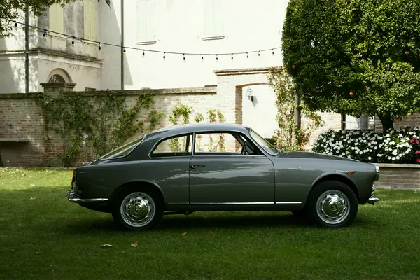 Alfa Romeo Giulietta Sprint - Fiancata sul prato