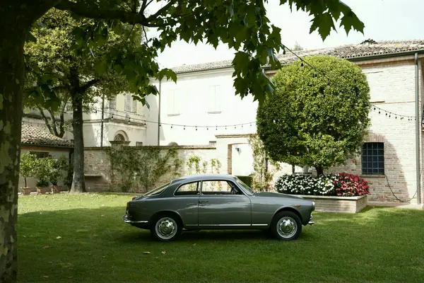 Alfa Romeo Giulietta Sprint - Nel giardino