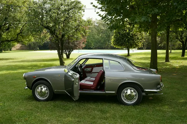 Alfa Romeo Giulietta Sprint - Porte aperte, profilo