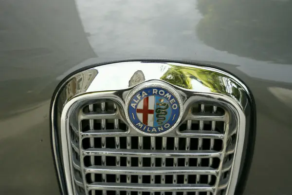 Alfa Romeo Giulietta Sprint - Calandra con stemma