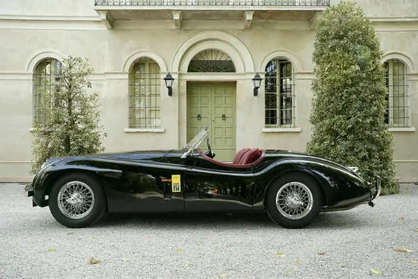 Jaguar XK 120 SE Roadster - Profilo davanti alla villa