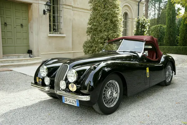 Jaguar XK 120 SE Roadster - Tre quarti anteriore con capote