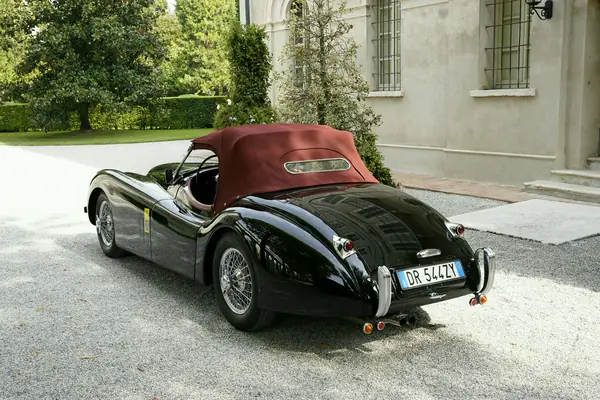 Jaguar XK 120 SE Roadster - Tre quarti posteriore con capote