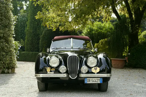 Jaguar XK 120 SE Roadster - Frontale con capote
