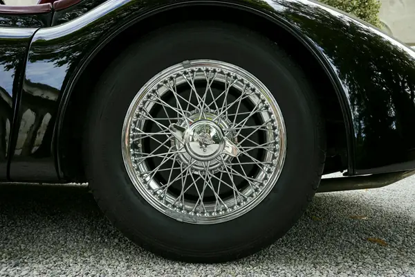 Jaguar XK 120 SE Roadster - Dettaglio cerchio a raggi
