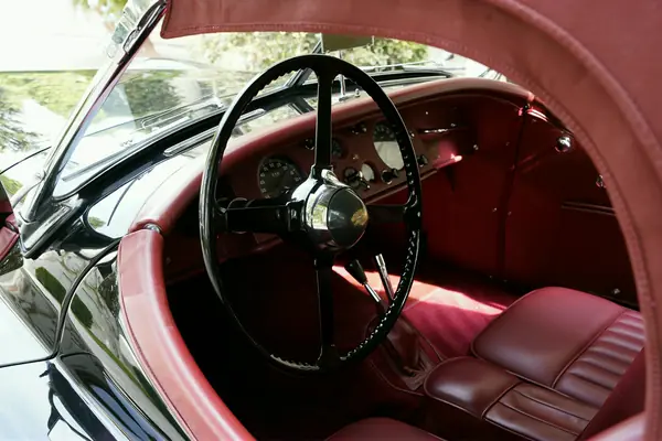 Jaguar XK 120 SE Roadster - Abitacolo con capote