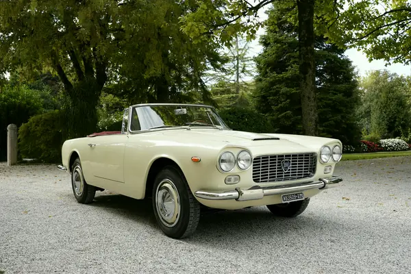 Lancia Flaminia Convertibile Touring - Tre quarti anteriore nel parco