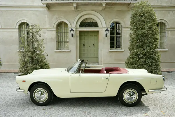 Lancia Flaminia Convertibile Touring - Fiancata davanti alla villa