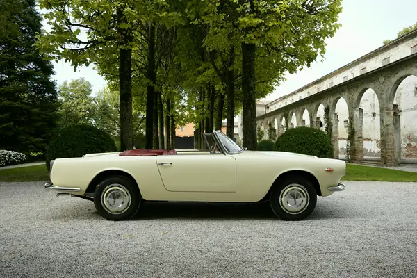 Lancia Flaminia Convertibile Touring - Fiancata nel viale