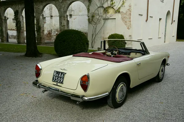 Lancia Flaminia Convertibile Touring - Posteriore tra i portici
