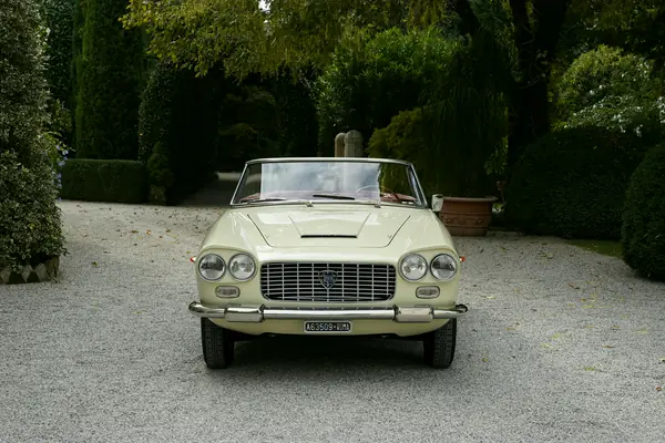 Lancia Flaminia Convertibile Touring - Frontale nel parco