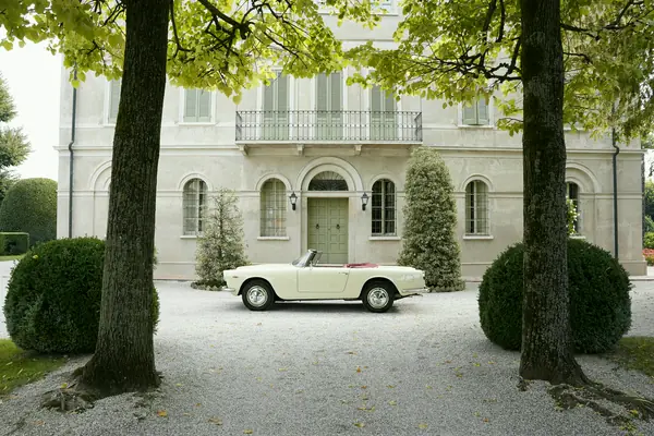 Lancia Flaminia Convertibile Touring - Davanti alla villa