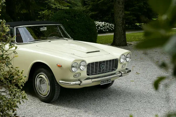 Lancia Flaminia Convertibile Touring - Con capote nel parco