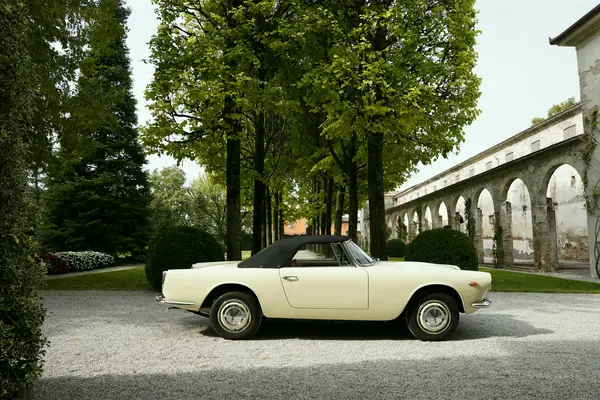 Lancia Flaminia Convertibile Touring - Con capote nel viale