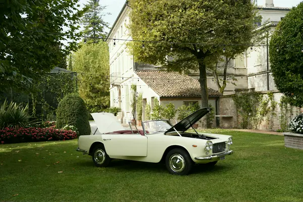 Lancia Flaminia Convertibile Touring - Davanti alla dependance