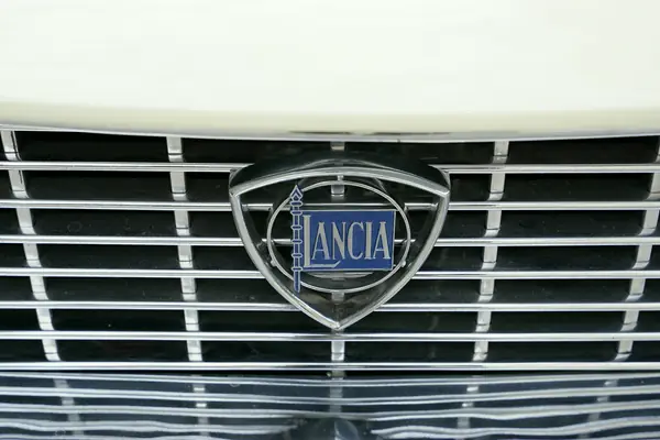 Lancia Flaminia Convertibile Touring - Calandra e stemma Lancia