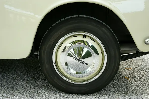 Lancia Flaminia Convertibile Touring - Coppa ruota Lancia
